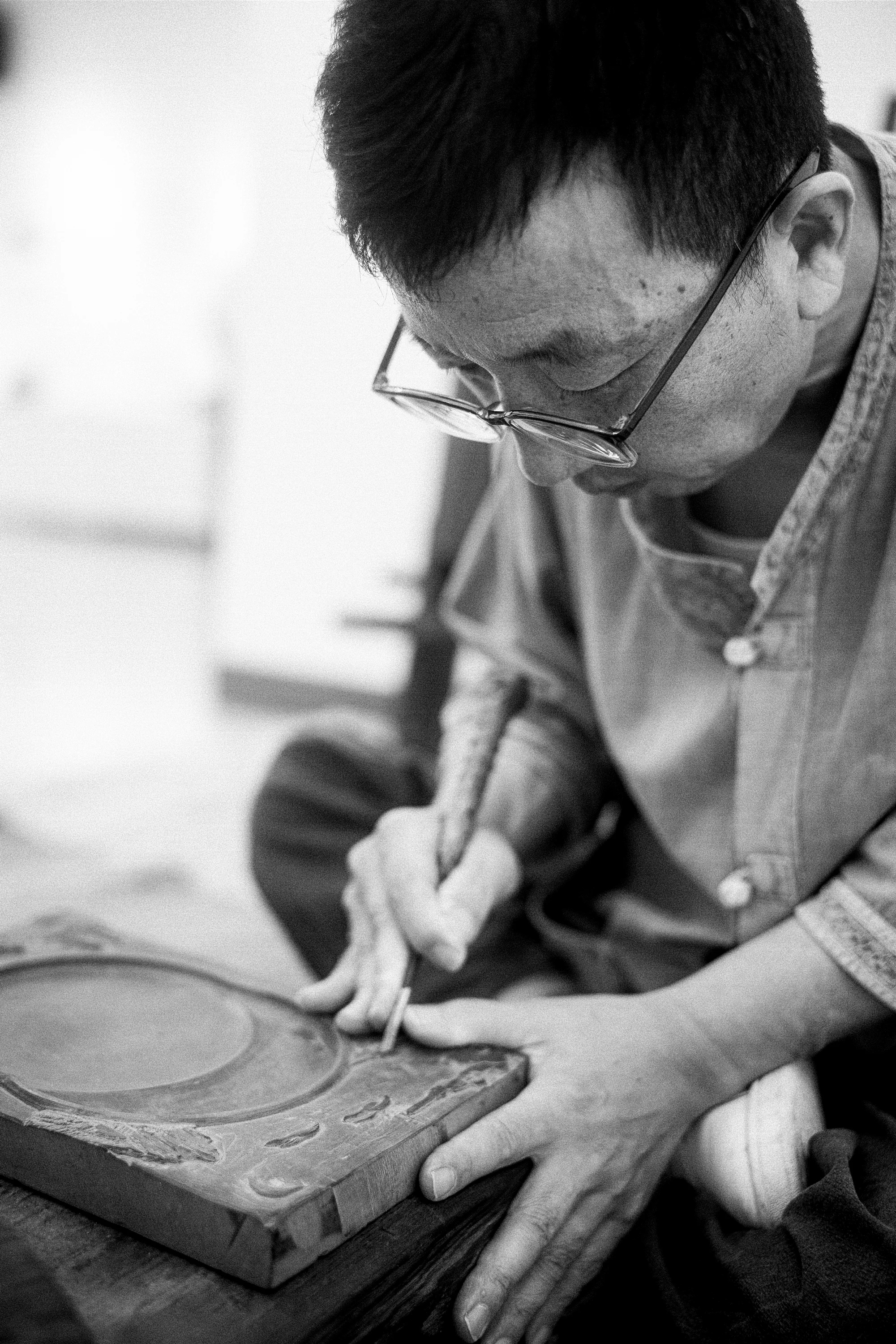 노재경 장인이 벼루를 조각하는 작업 장면